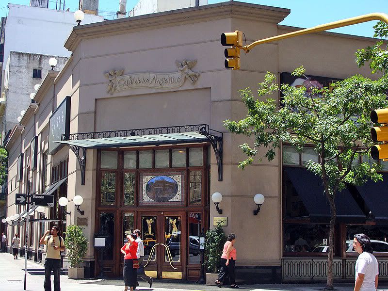 Fachada do emblemático Café de los Angelitos em Balvanera, Buenos Aires.