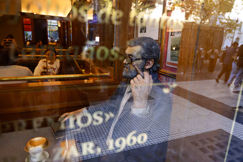 Escultura de Julio Cortázar atrás dos vidros do London City Café em Montserrat, Buenos Aires.
