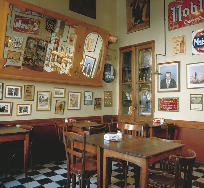 Interior do Café Margot em Boedo, Buenos Aires.