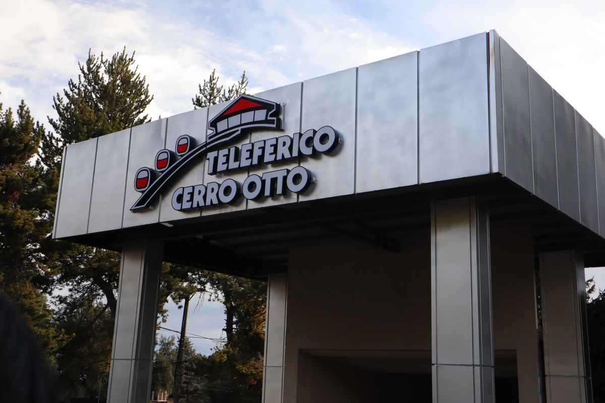 The lower station (the base to ascend Cerro Otto) is located very close to the city center, at kilometer 5 of Avenida de los Pioneros.