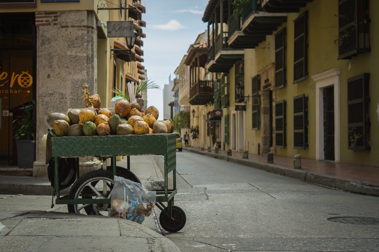 Puesto ambulante de agua de coco dentro de la Ciudad Amurallada de Cartagena de Indias, Colombia.