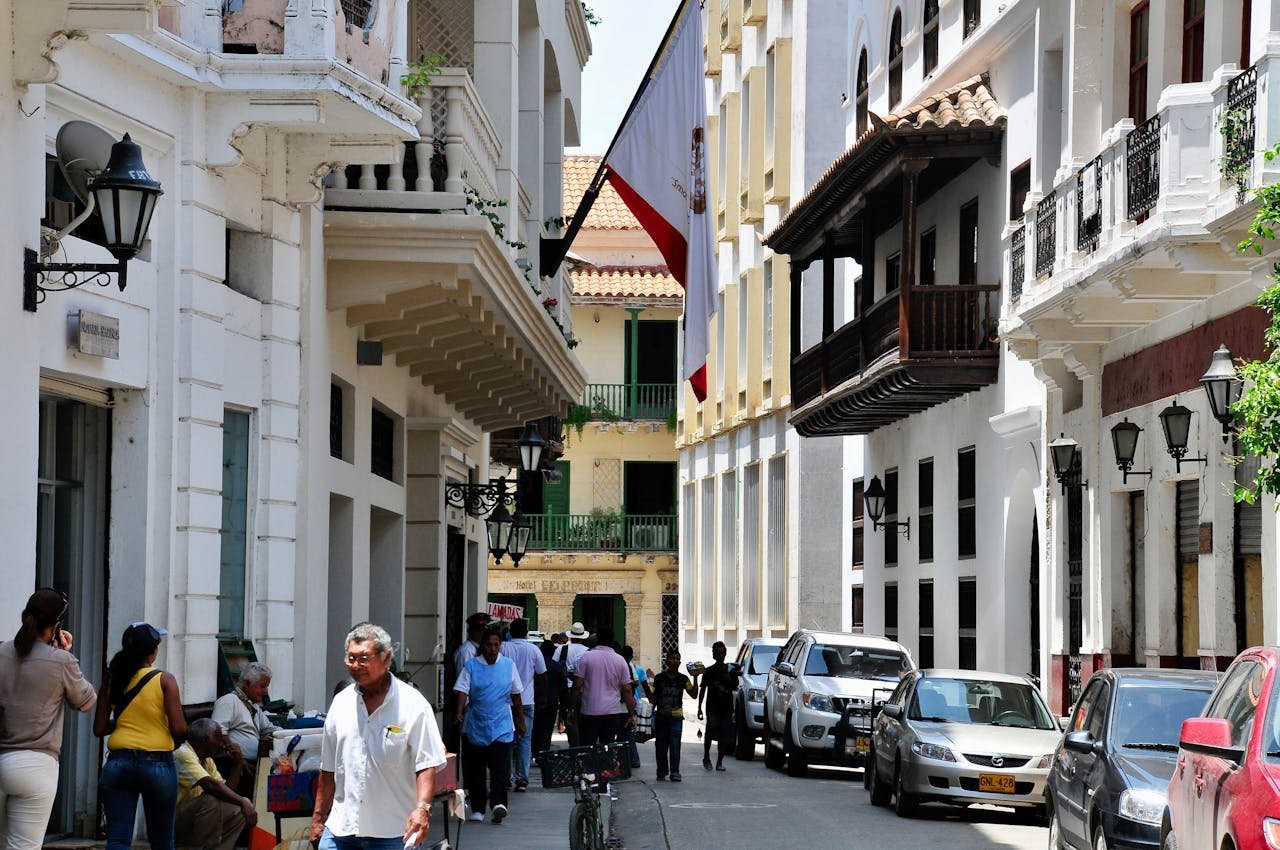 La Ciudad Amurallada es el corazón histórico de Cartagena y su mayor tesoro. Se trata de un conjunto de barrios (Centro y San Diego) rodeados por 11 kilómetros de murallas de piedra que los españoles construyeron durante más de 200 años para proteger las riquezas de la corona de los ataques de piratas ingleses y franceses.