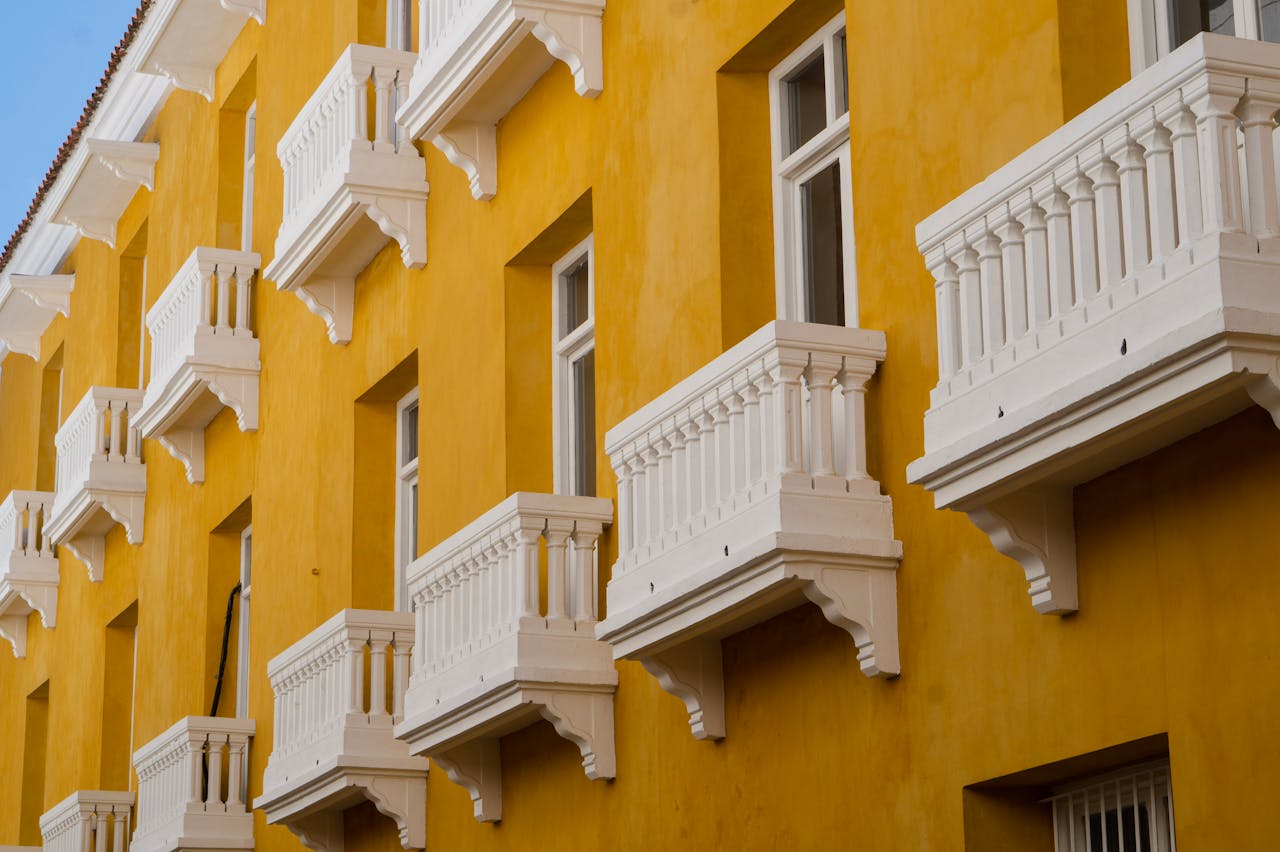 Casas coloniales de colores en Cartagena de Indias. Suelen tener balcones de madera y flores trinitarias.