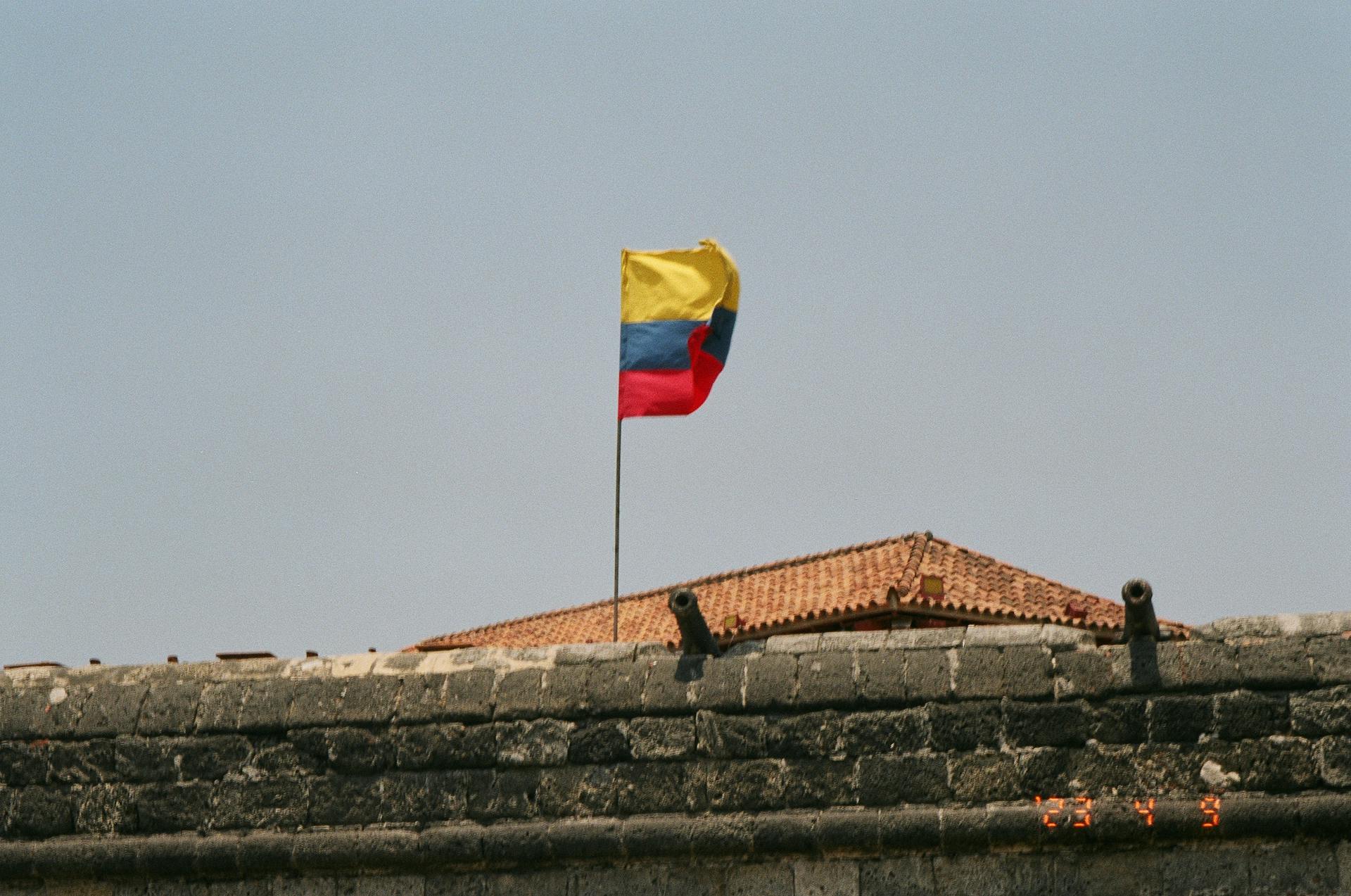 Guardianes de la historia: los antiguos cañones sobre las murallas de Cartagena. Desde aquí se defendía la ciudad de los asedios piratas, y hoy es el mejor balcón para ver el atardecer sobre el Caribe