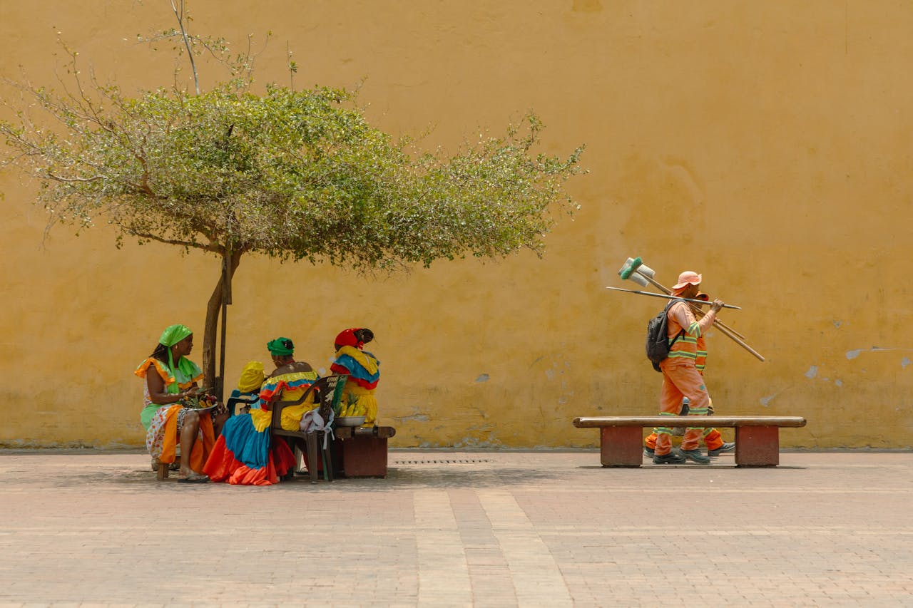 Las icónicas Palenqueras de Cartagena. Vestidas con los colores de la bandera colombiana, estas mujeres representan la libertad y la herencia africana del primer pueblo libre de América: San Basilio de Palenque.