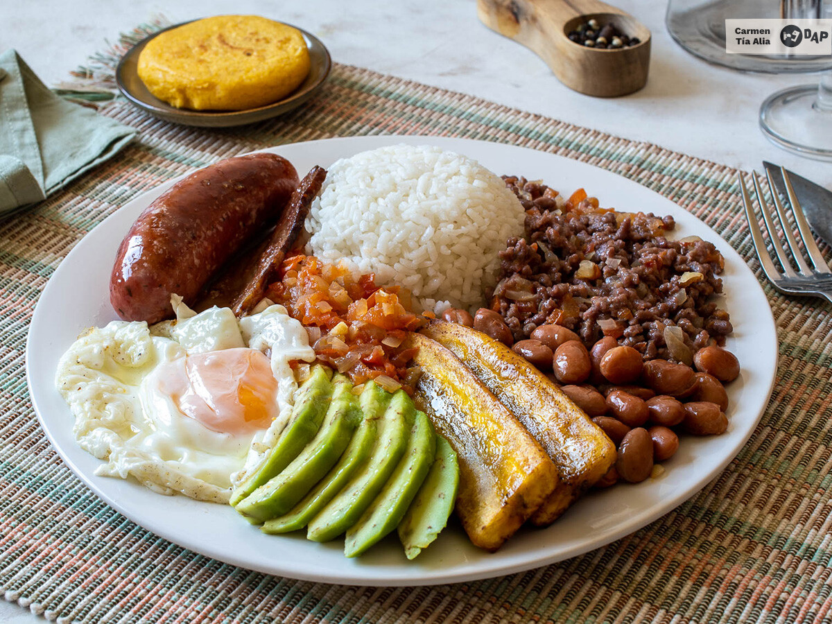 Plato de bandeja paisa servido en Medellín, Colombia.