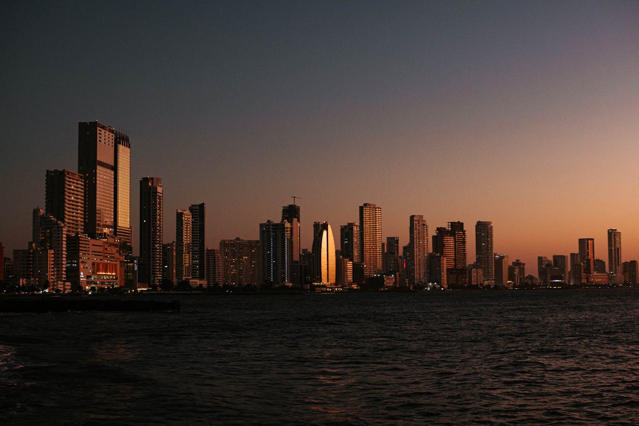 Vista nocturna del barrio Boca Grande en Cartagena de Indias, Colombia.