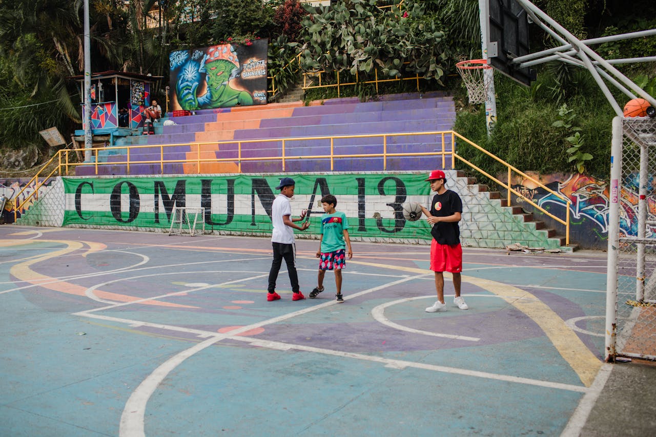 Chicos jugando en la Comuna 13 de Medellín, Colombia. Es el epicentro de la transformación social de Medellín, pasando de ser uno de los sectores más conflictivos a un referente mundial de arte urbano y resiliencia.