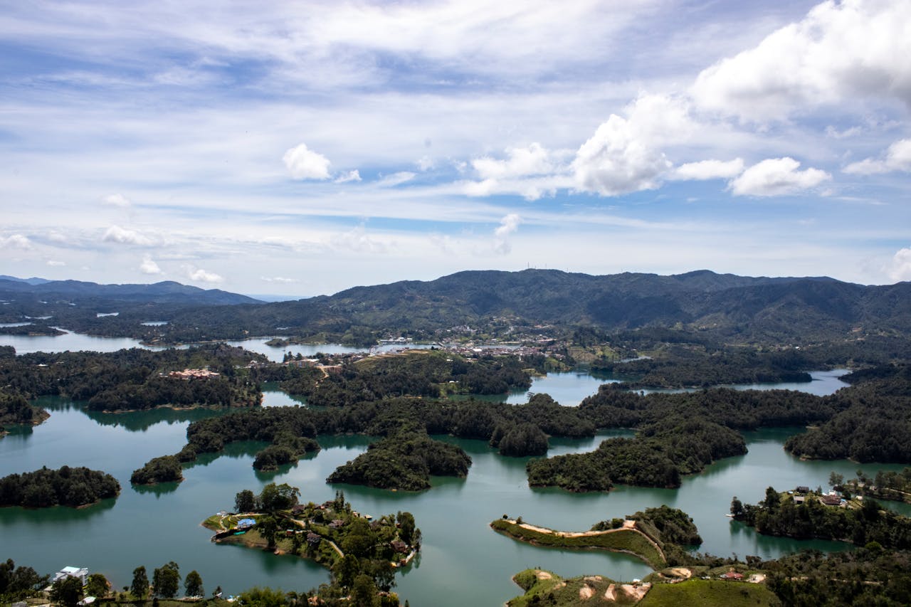 Desde el Peñol tenés una panorámica de 360 grados del embalse. Se ven cientos de islas verdes rodeadas de agua azul. Aunque parece un lago natural, es una represa artificial construida en los años 70 para generar energía hidroeléctrica.