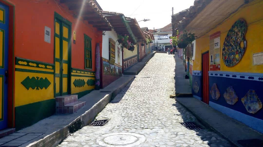 Lo más único de Guatapé son los zócalos: dibujos en relieve en la parte baja de las casas. Cada zócalo cuenta una historia. Algunos muestran el oficio del dueño de casa (un panadero, un zapatero), otros flores o animales, y algunos relatan eventos históricos del pueblo. Empezó como una forma de proteger las paredes de la humedad y la curiosidad de las gallinas, pero se convirtió en un patrimonio artístico nacional.