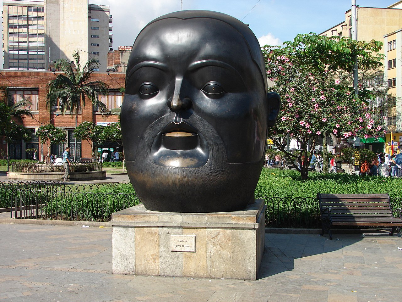 Grandeza en bronce: la famosa cabeza de Botero se impone frente al Palacio de la Cultura, siendo uno de los puntos más instagrameables de todo Medellín. Dato: Las 23 esculturas de la plaza fueron donadas por el propio Botero en el año 2002 para revitalizar el centro de la ciudad.