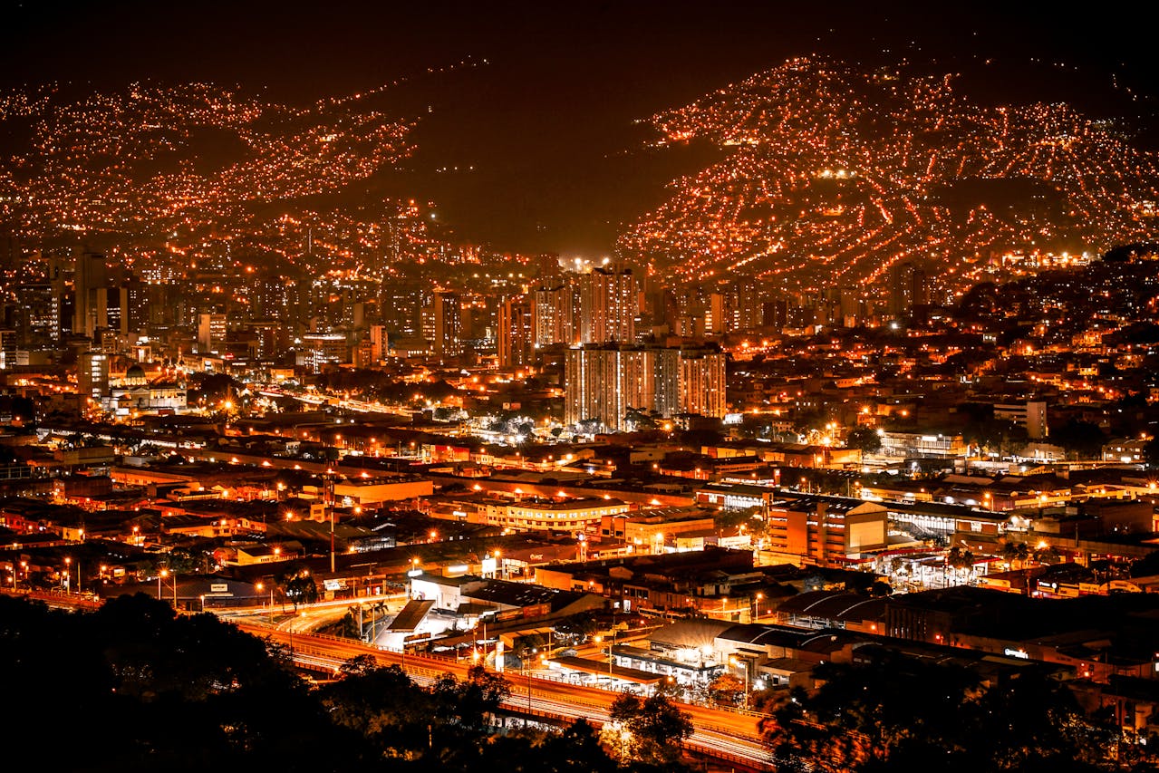 Medellín de noche parece un pesebre gigante. Las luces de las casas trepan por las montañas del valle, creando un espectáculo visual que se disfruta mejor desde los miradores de las Palmas o el Cerro Nutibara.