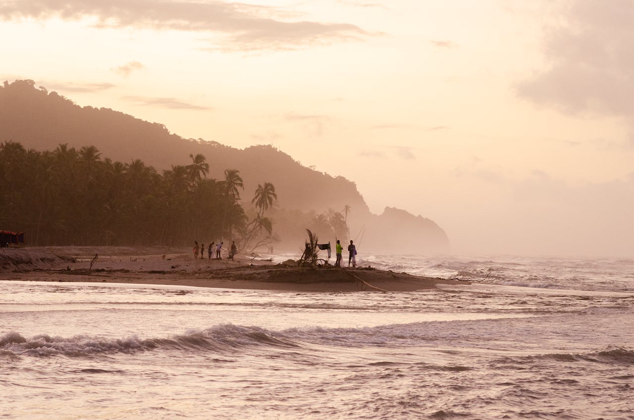 Atardecer en la playa de Palomino La Guajira Colombia desembocadura del río y mar Caribe.