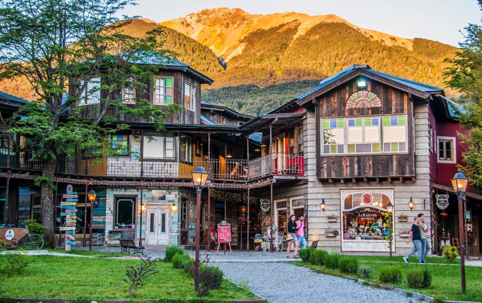 Colonia Suiza es un pintoresco asentamiento histórico, declarado patrimonio histórico, ubicado a unos 25 kilómetros del centro de Bariloche, Argentina, al pie del Cerro López.