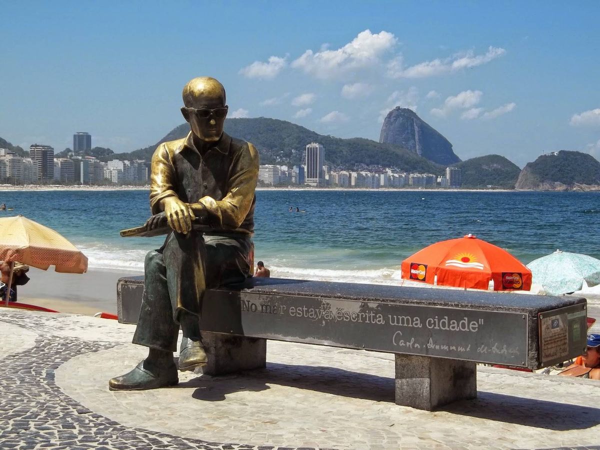 Estatua de Drummond, poeta brasilero, en Copacabana, Río de Janeiro, Brasil.