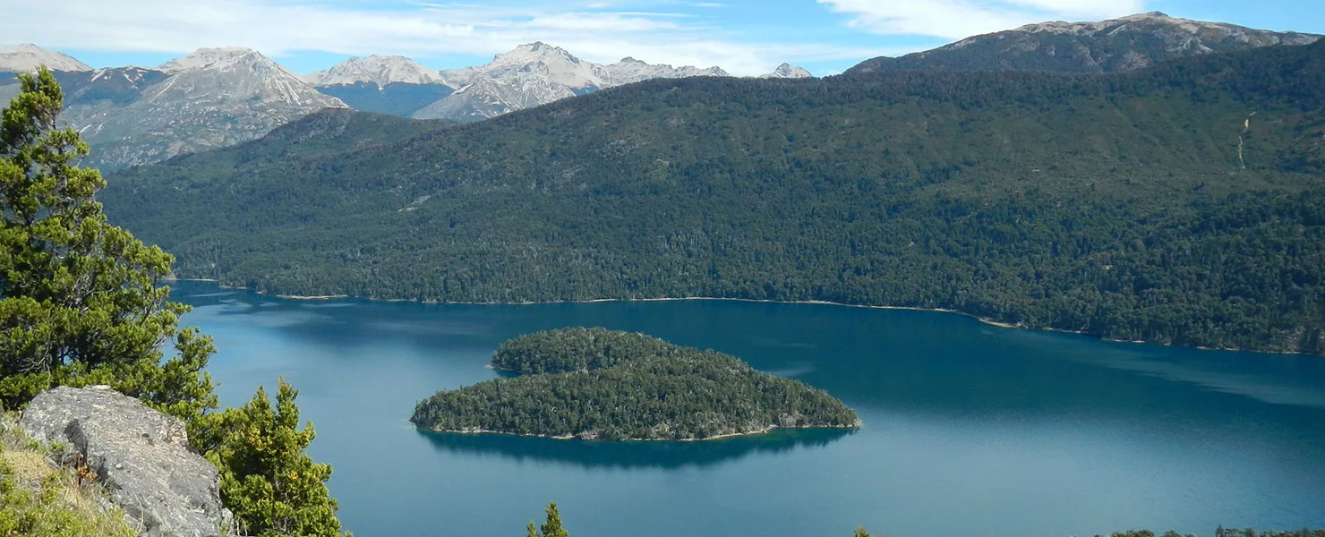 La Isla Corazón es un icónico islote rocoso cubierto de vegetación ubicado en el Lago Mascardi.