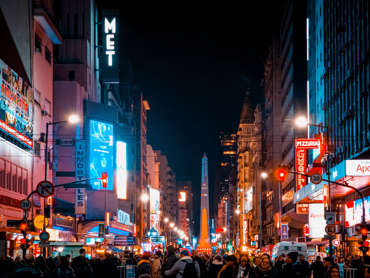 A Calle Corrientes, conhecida como 'a rua que nunca dorme', é o coração da vida noturna porteña.