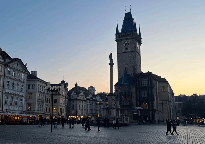 Plaza de la Ciudad Vieja. En la imagen puede verse el Ayuntamiento, que posee el Reloj Astronómico de Praga. Es uno de los relojes más antiguos en funcionamiento del mundo.