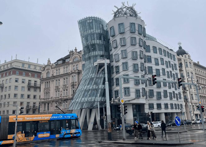 La Casa Danzante es uno de los monumentos más icónicos y divisivos de la arquitectura moderna en Praga. Situada a orillas del río Moldava, rompe drásticamente con el entorno barroco y gótico de la ciudad.