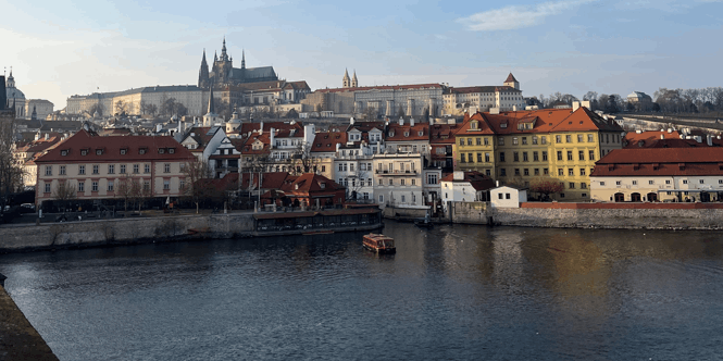 Vista de la orilla oeste de Praga. Tomada desde el famoso Puente de Carlos. Praga está dividida por el Río Moldava, que separa la ciudad en dos parte principales, orilla oeste al pie del Castillo (imagen) y orilla este (donde está el núcleo histórico más antiguo)