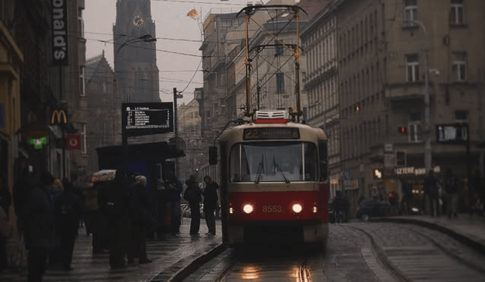 El tranvía. Es un sistema eficiente, antiguo y de uso diario que cubre gran parte de la ciudad y funciona de día y noche, siendo la línea 22 una de las más famosas.