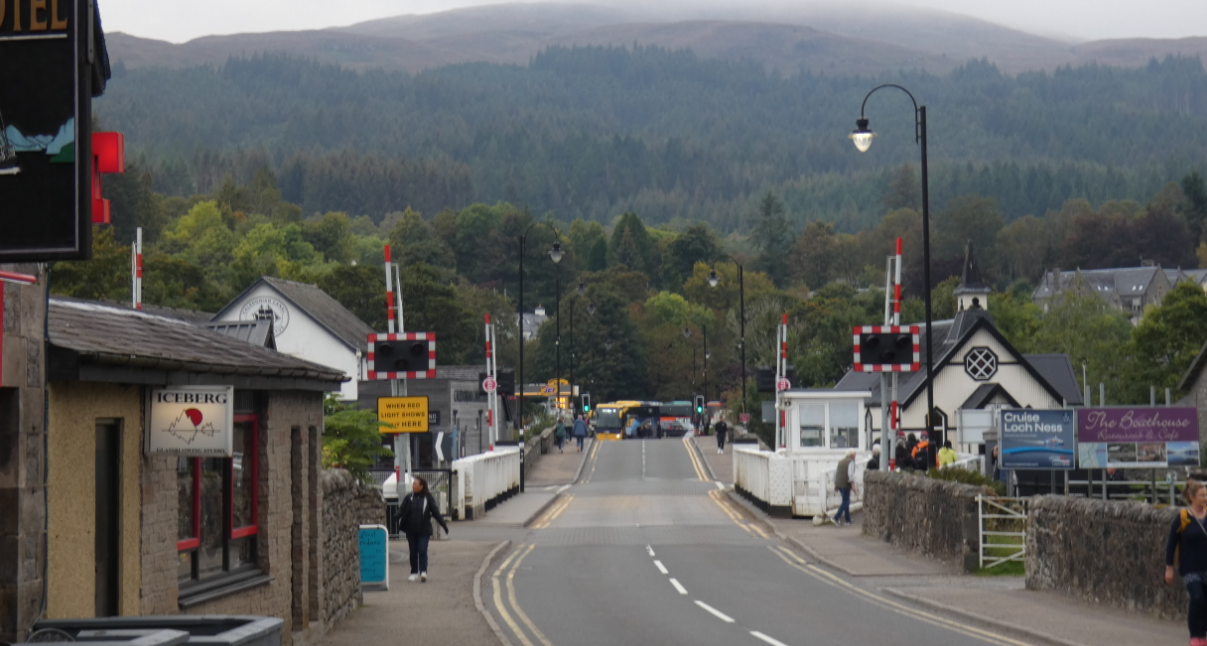 Pueblito en la base del Loch Ness, lugar de nacimiento de la leyenda del Mounstruo del Lago Ness, en Inverness, Escocia.