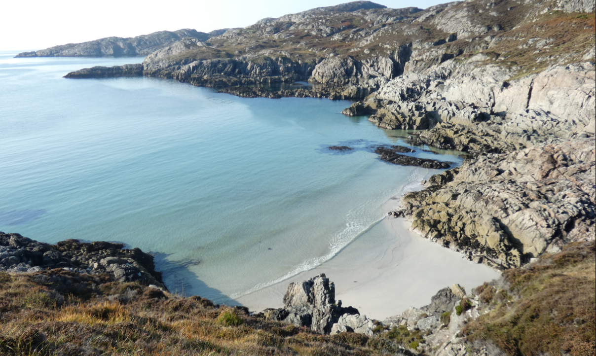 Achmelvich Bay en el norte de Escocia, recomendamos mucho visitarla en verano.