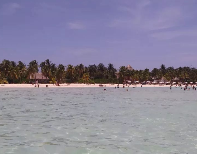 Playa de arena blanca y aguas turquesas en la Riviera Maya, México.