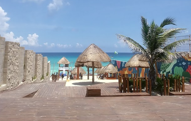 Bajada a la playa, en Cancún, Mexico.