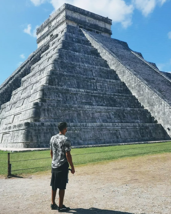 Chichén Itzá es una legendaria ciudad maya ubicada en el estado de Yucatán, México, reconocida como una de las Nuevas Siete Maravillas del Mundo Moderno.