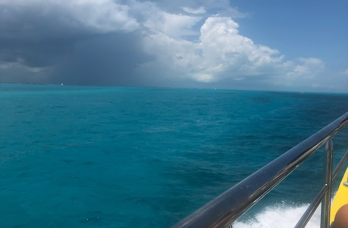 Vista desde el ferry, transporte acuatico que sirve de conexión entre lugares de la Riviera Maya.