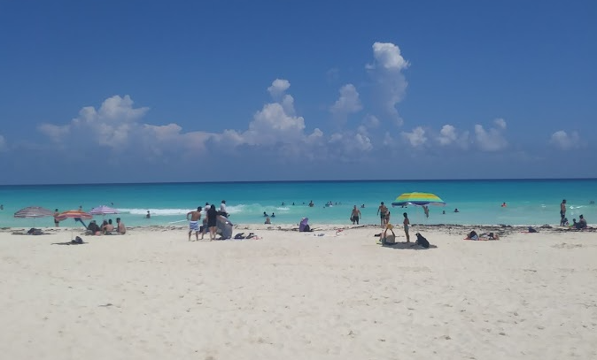 Una de las entradas a la playa de Cancun, de fondo el Caribe, azul intenso en esa zona.