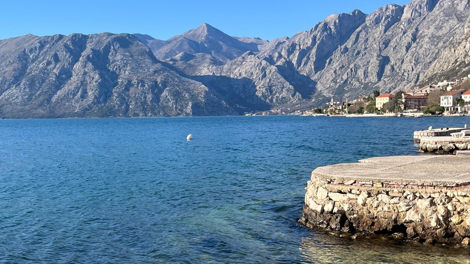 Vista de la costa sobre el Mar Mediterráneode en Kotor, Montengro.