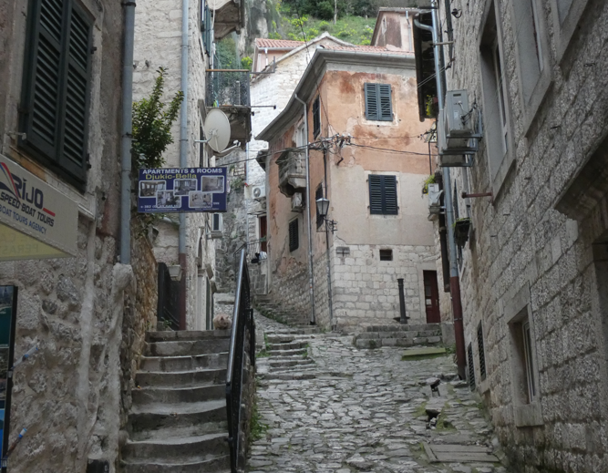 Vista dentro de la ciudad amurallada de Kotor, Montenegro, con sus calles medievales y arquitectura de piedra.