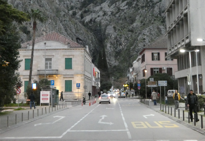 Vista en zona urbana de Kotor, Montenegro.
