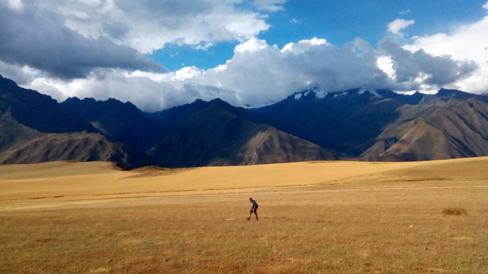 Tuve la suerte de hacer tres veces, en diferentes años, el trayecto de Cusco a Machu Picchu caminando. No por el camino tradicional, sino por uno propio que fui siguiendo a través de un mapa, atravesando el Valle Sagrado de los Incas entre montañas maravillosas y siguiendo el curso del río Urubamba por dos dias completos para llegar a Aguas Calientes, pueblito en la base del Santuario Machu Picchu.