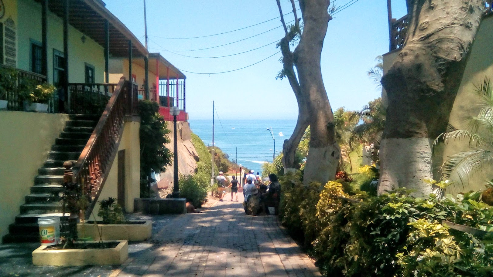 La Bajada de los Baños en Barranco. Es el camino histórico que conecta el corazón del barrio bohemio con el océano Pacífico. El camino pasa justo por debajo del famoso Puente de los Suspiros. Hoy en día, la bajada está flanqueada por casonas republicanas, murales de arte urbano, pequeños teatros, cafés y restaurantes que le dan esa atmósfera relajada y creativa tan característica.