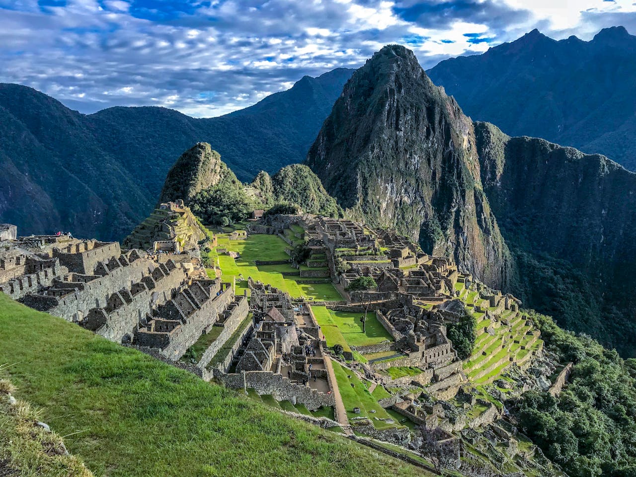 Machu Picchu es una antigua ciudadela inca construida a mediados del siglo XV, ubicada en lo alto de los Andes peruanos, a unos 2,430 metros sobre el nivel del mar.