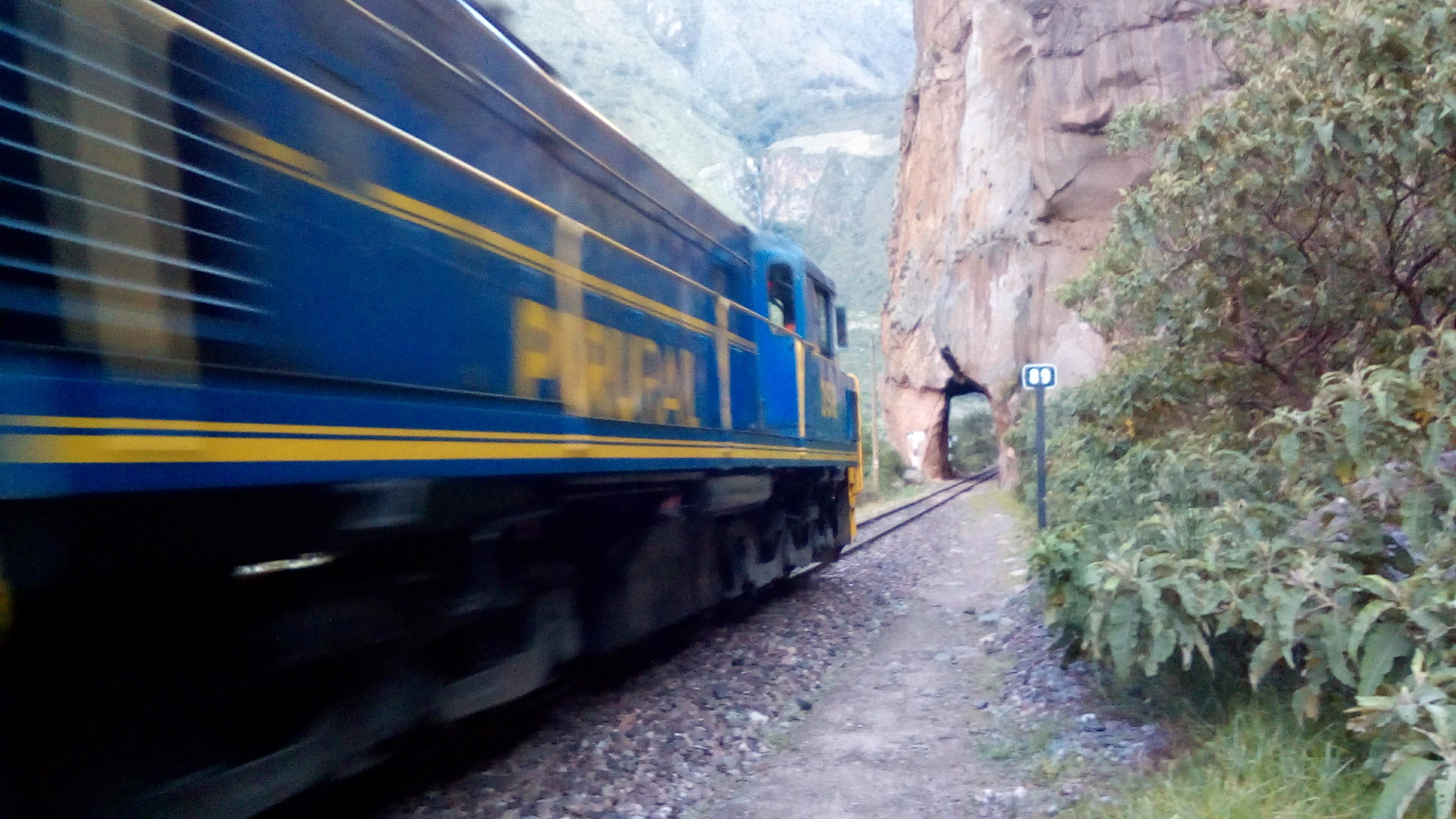 Tren a Machu Picchu en el Valle Sagrado de los Incas, atravesando paisajes andinos.