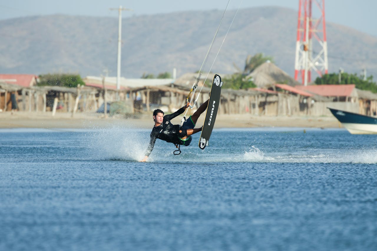 Playa de Máncora, cuyas grandes olas atraen a los surfistas y kitesurfistas, en el norte peruano. La calle principal, Avenida Piura, está repleta de restaurantes y cafés. Los bares de la ciudad dan lugar a una animada vida nocturna.