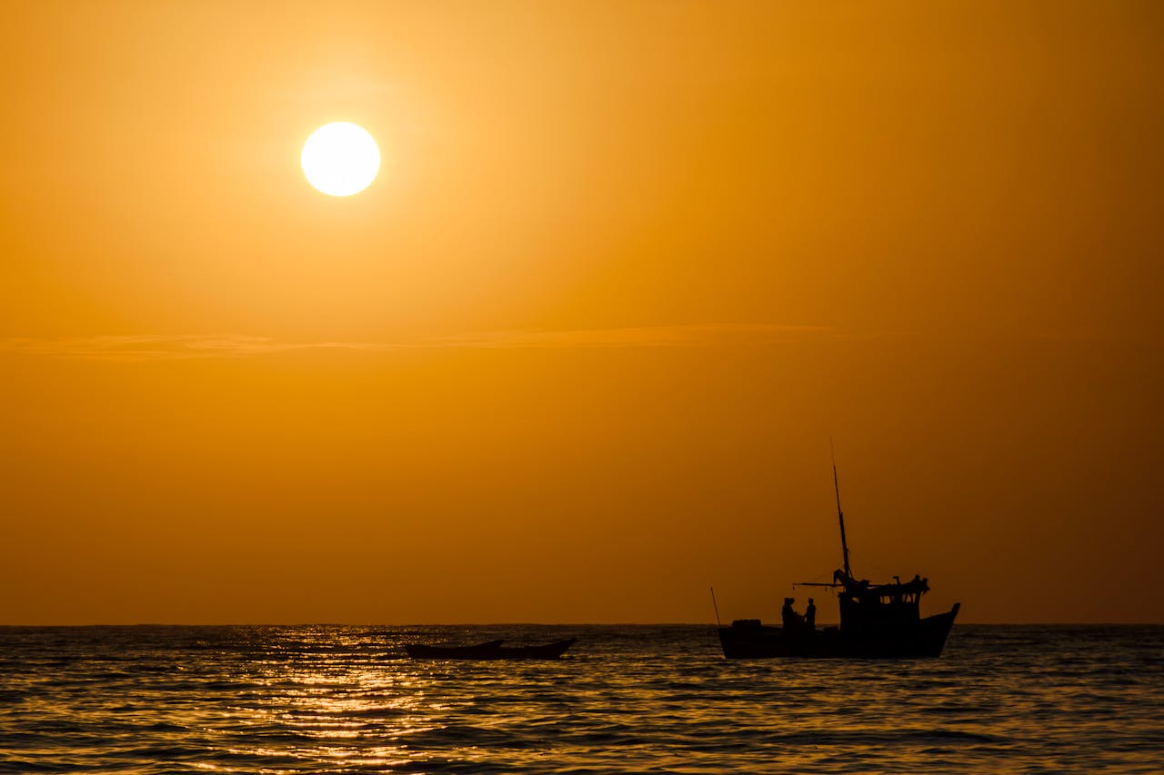No hay dos cielos iguales sobre el mar peruano. Sus atardeceres son ese recordatorio diario de que el mundo puede ser salvaje y sereno al mismo tiempo. Un ritual de fuego sobre el Pacífico que nunca cansa la vista.