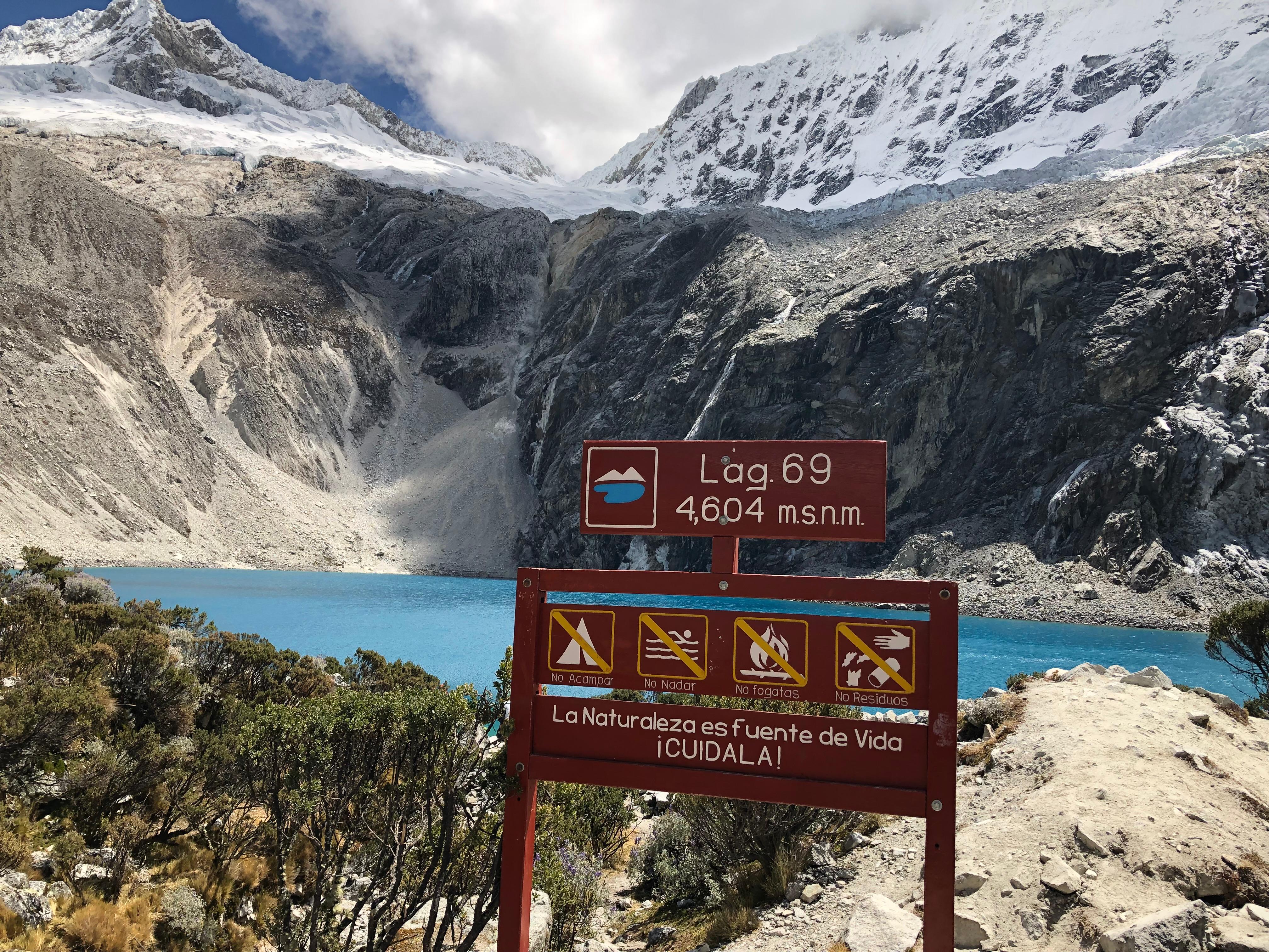 La Laguna 69, situada a 4,600 m s.n.m. al pie del imponente nevado Chacraraju, sus aguas presentan un azul turquesa tan intenso que parece irreal. Huaraz es la puerta de entrada a la Cordillera Blanca, la cadena montañosa tropical más alta del mundo, , y las cifras son impresionantes: Se estima que existen más de 400 lagunas solo dentro del Parque Nacional Huascarán, aunque inventarios regionales más amplios en Áncash registran hasta 924 lagunas de origen glaciar, La región de Áncash concentra la mayor cobertura glaciar del Perú, con aproximadamente 594 glaciares.