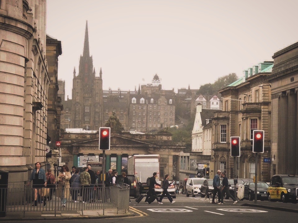 Imagen de calle urbana en el centro de Edimburgo, Escocia.