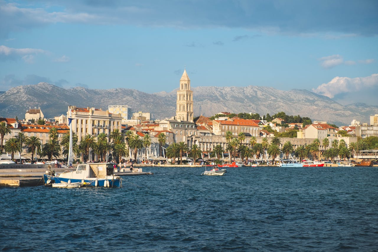 El alma de Split: La Riva. Este paseo marítimo rodeado de palmeras es el punto de encuentro por excelencia para disfrutar de un café frente al Adriático antes de perderse por las callejuelas del palacio.
