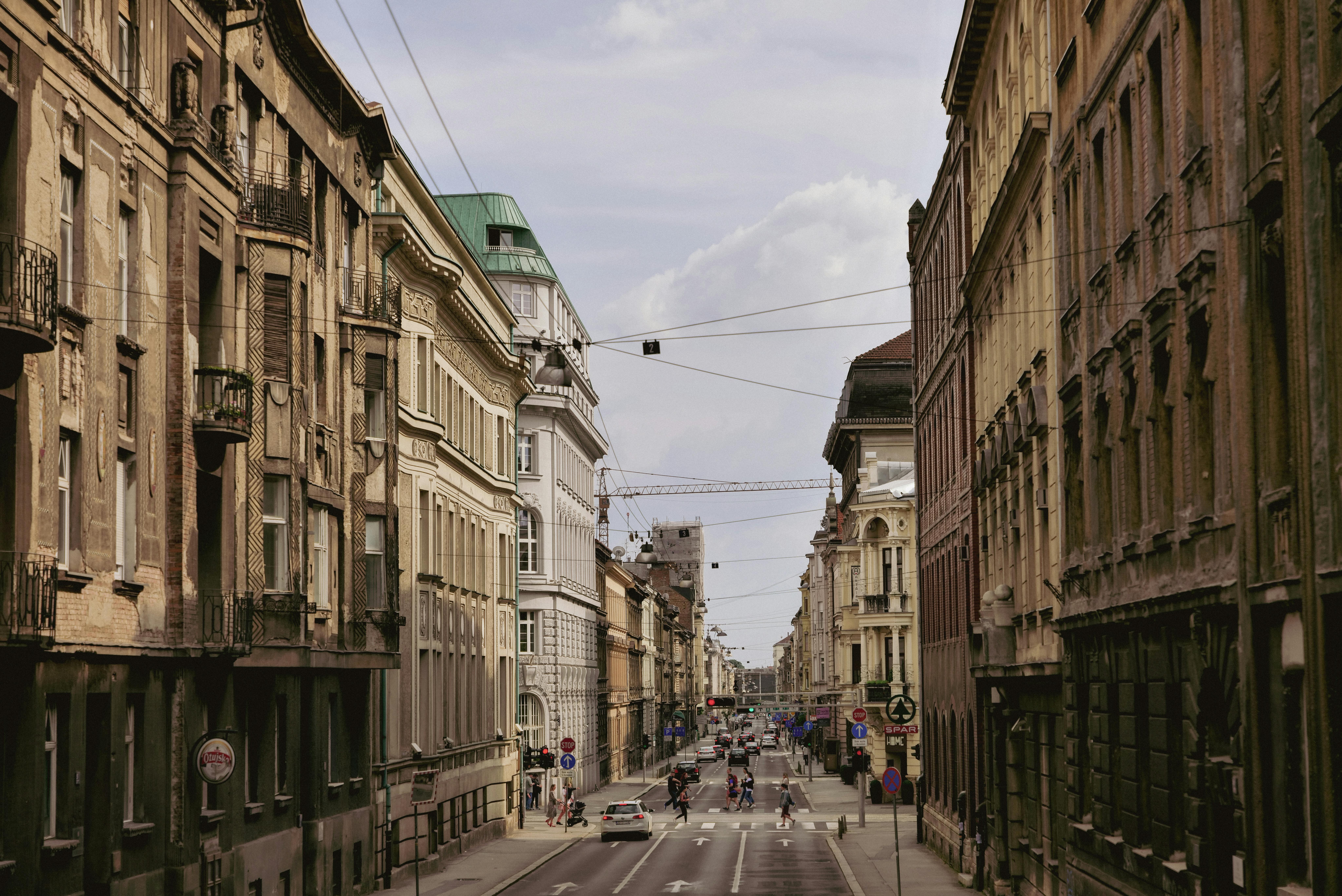 La elegancia centroeuropea de Zagreb. Sus calles anchas y fachadas señoriales del siglo XIX marcan un fuerte contraste con la piedra blanca y las callejuelas estrechas de la costa dálmata.