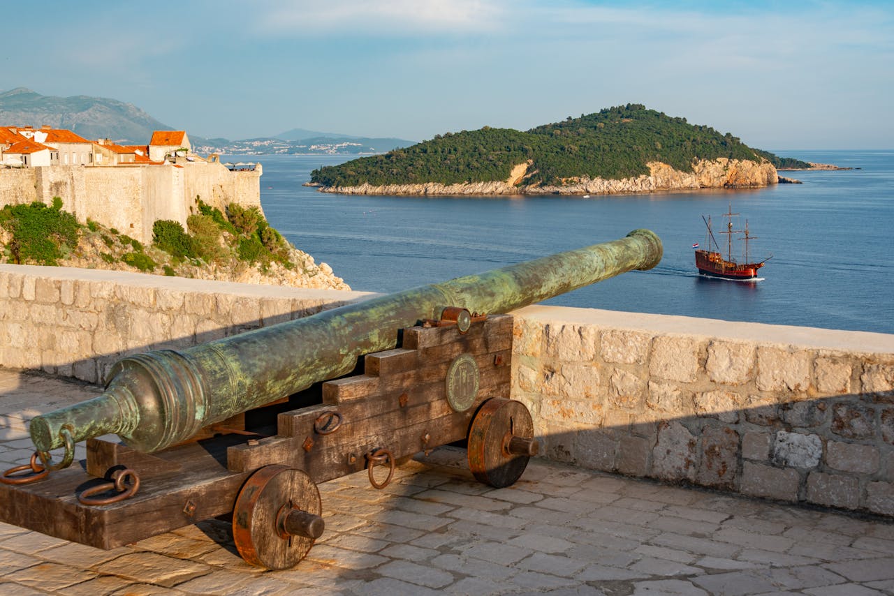 Vistas de la Bahía del Aguasnegras. Desde este punto de la muralla se defendía la capital de los Siete Reinos, con los cañones custodiando la entrada al puerto viejo y la silueta de Lokrum en el horizonte.