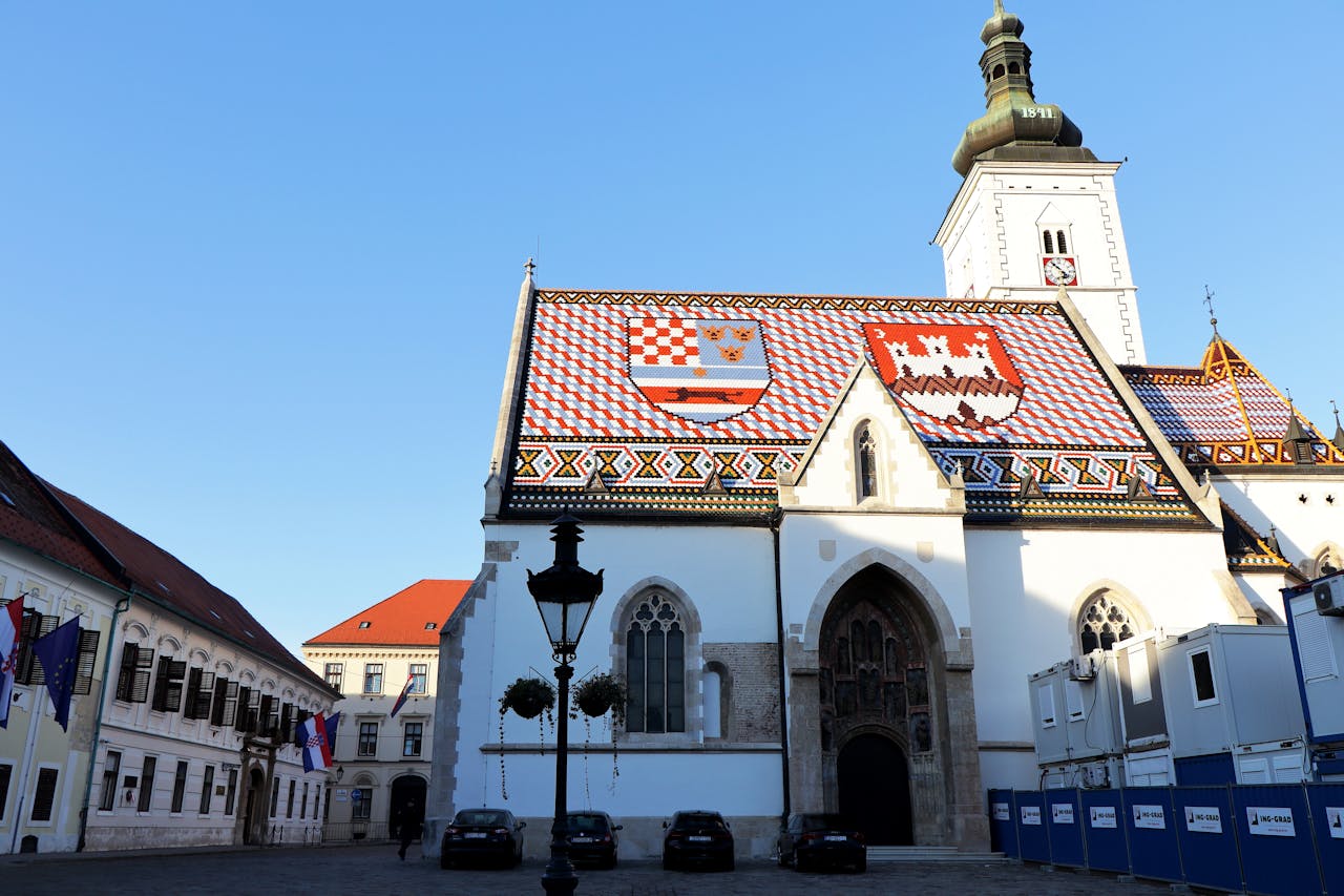 El icónico techo de la Iglesia de San Marcos, donde los azulejos de colores narran la historia y el orgullo de Zagreb.