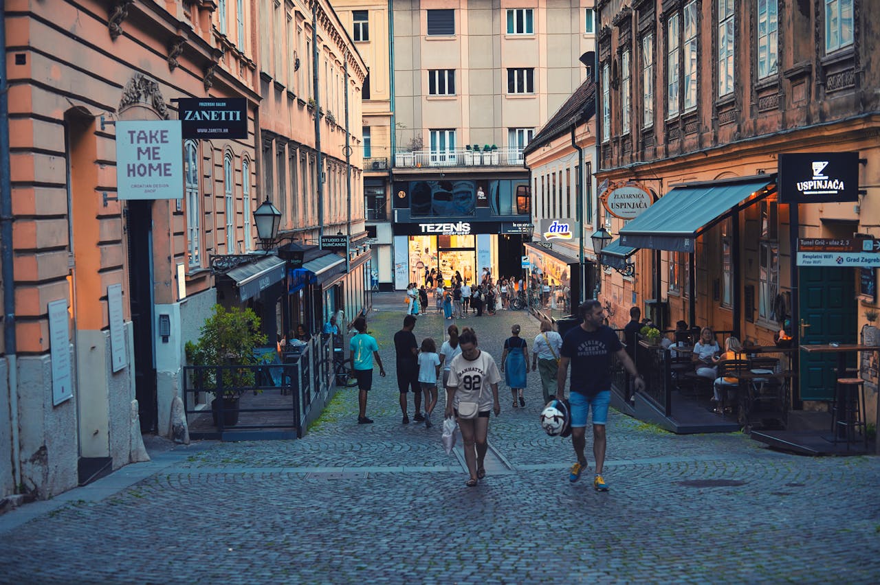 Calle Tomićeva: el umbral entre la modernidad de la calle Ilica y la historia de la Ciudad Alta. Un rincón de diseño, gastronomía y el acceso al funicular más corto del mundo.