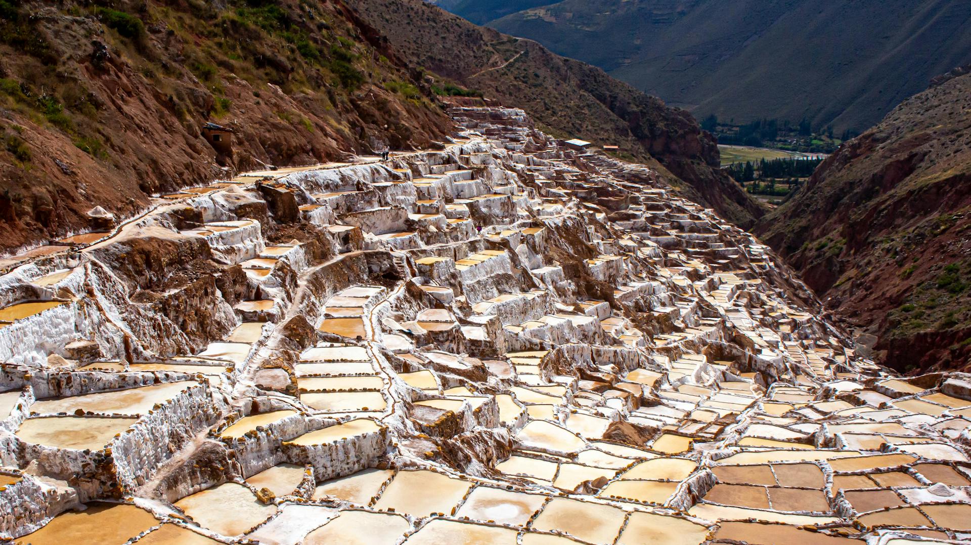 Salineras de Maras. Se pueden visitar de lunes a domingo de 8:00 a.m. a 5:00 p.m. La entrada cuesta 10 soles (3 USD).