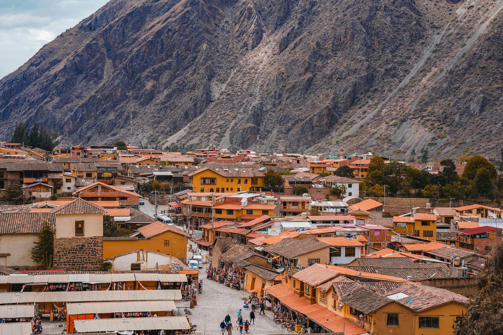 Vista panorámica del pueblo histórico de Ollantaytambo ubicado en la cordillera de los Andes, Cusco, Perú.
